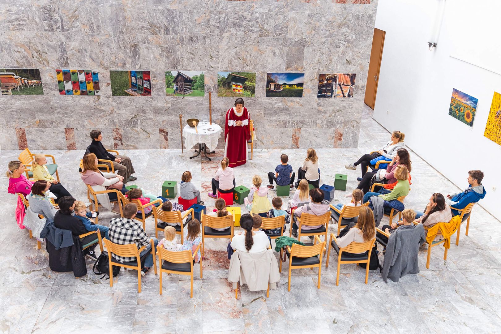 Pravljica v galeriji 26/27