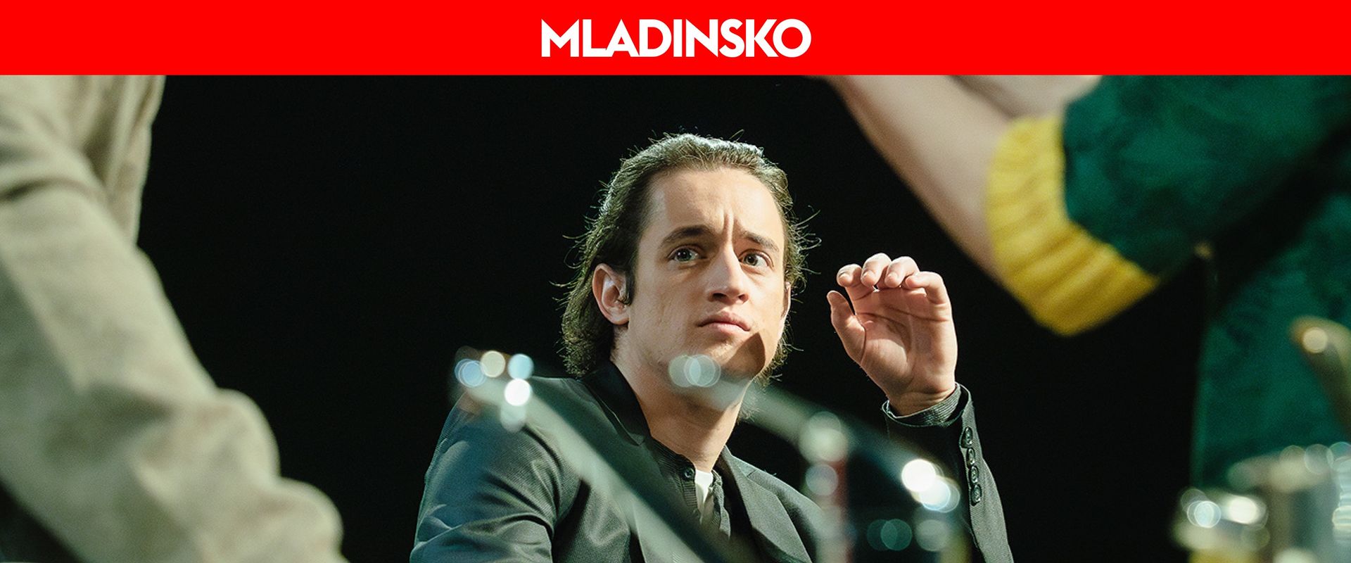 SIN, MATI IN OČE SEDIJO ZA MIZO IN DOLGO MOLČIJO