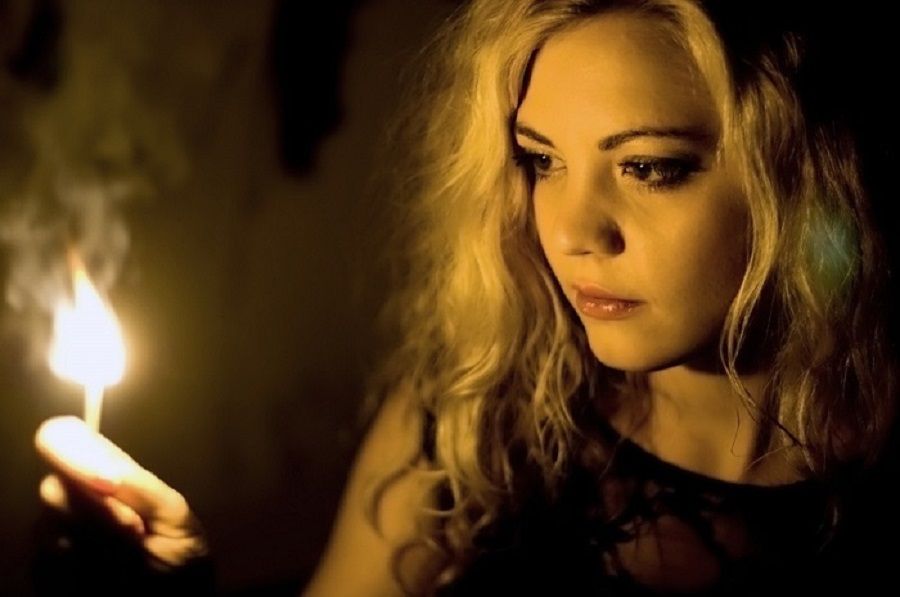TINA MAUKO: DEKLICA Z VŽIGALICAMI