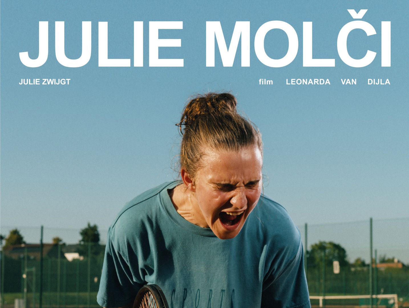 Julie molči